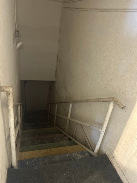 More Photos Of 2000 N Dixie Hwy, Hollywood Light Manufacturing For Sale