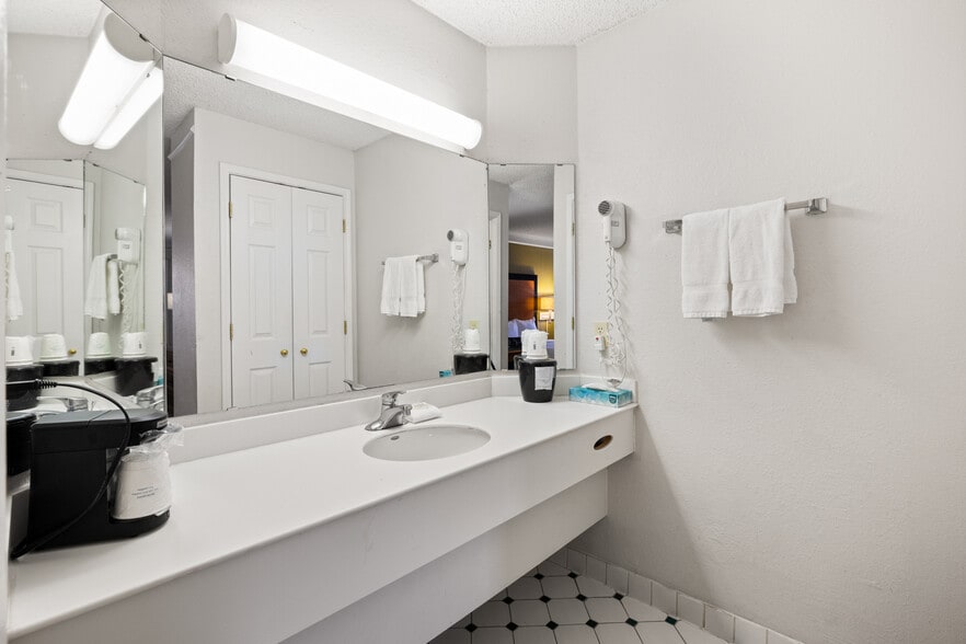 More Photos Of 2510 W Greenway Rd, Phoenix Hotel For Sale