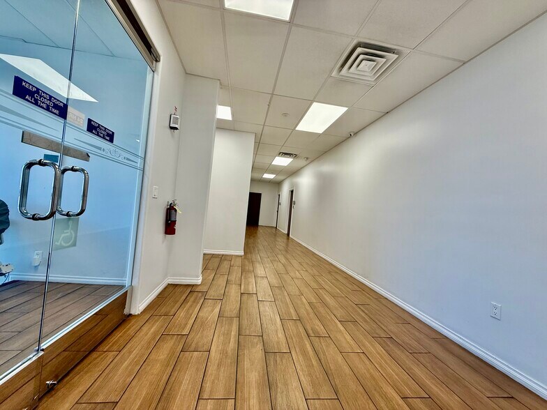 More Photos Of 20011 Ventura Blvd, Woodland Hills Medical For Lease