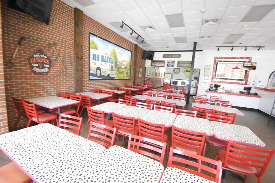More Photos Of 253 N Bypass 35, Alvin Storefront For Lease