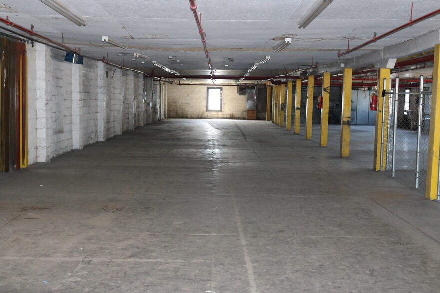 More Photos Of 2415 Lusk St, Guntersville Warehouse For Lease