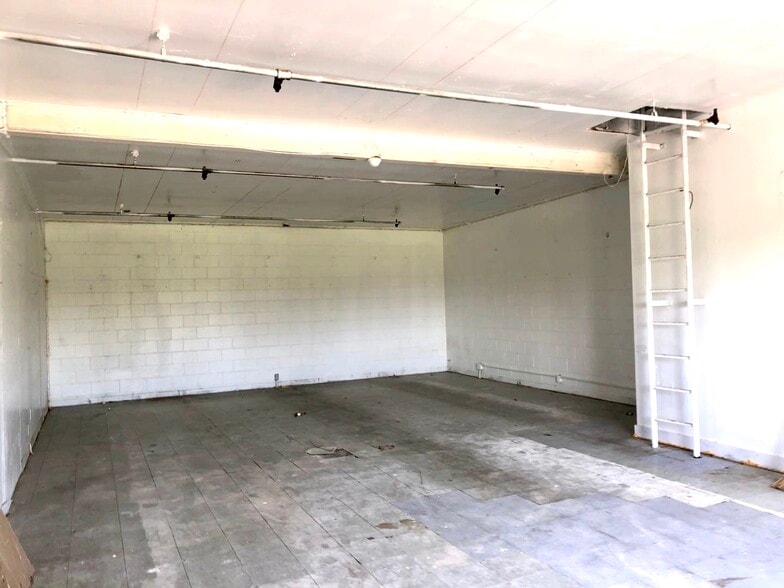 More Photos Of 911 W C St, Wilmington Warehouse For Lease