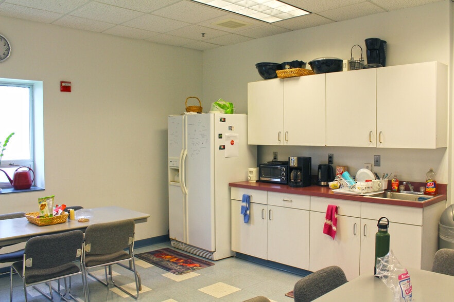 More Photos Of 300 N Stonestreet Ave, Rockville Showroom For Lease