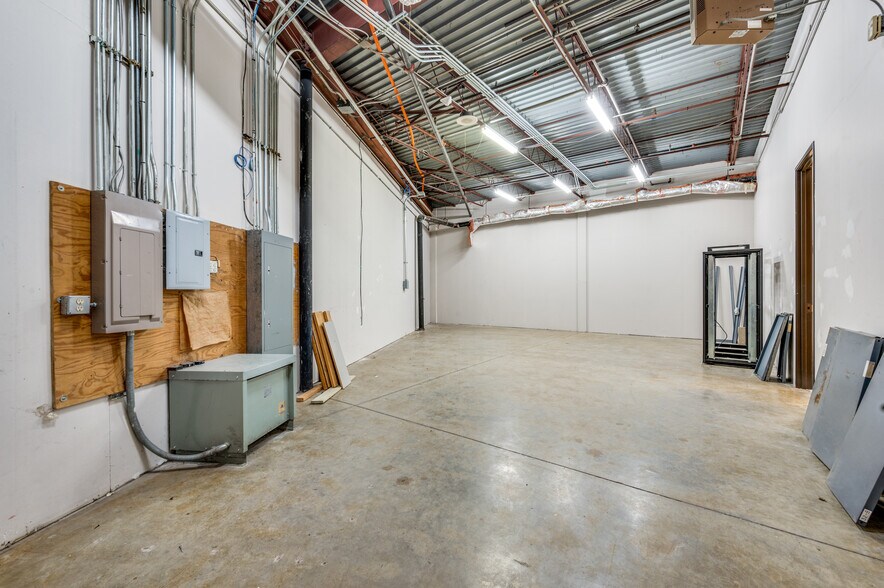 More Photos Of 10105 W Technology Blvd, Dallas Unknown For Lease