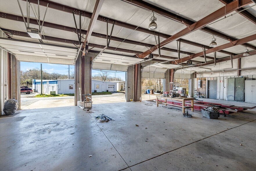 More Photos Of 100 Hillcrest Dr, Laurens General Retail For Lease