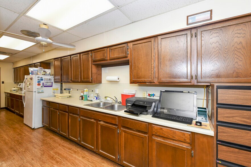 More Photos Of 13039 Nacogdoches Rd, San Antonio Veterinarian Kennel For Sale