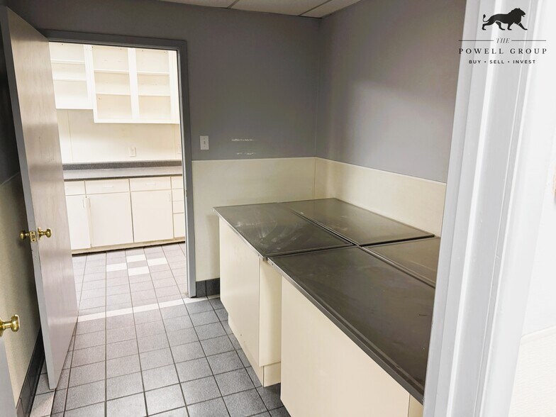 More Photos Of 7902 Slide Rd, Lubbock Veterinarian Kennel For Lease