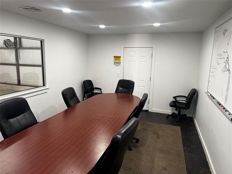 More Photos Of 7811 Kickapoo Ave, Shawnee Warehouse For Lease
