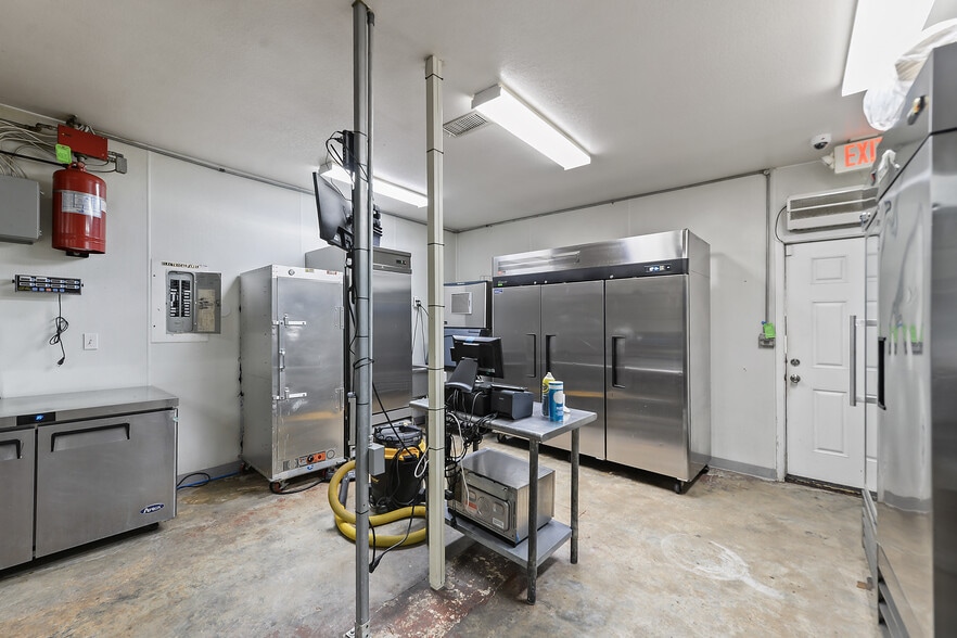More Photos Of 1220 Bienville Blvd, Ocean Springs General Retail For Lease