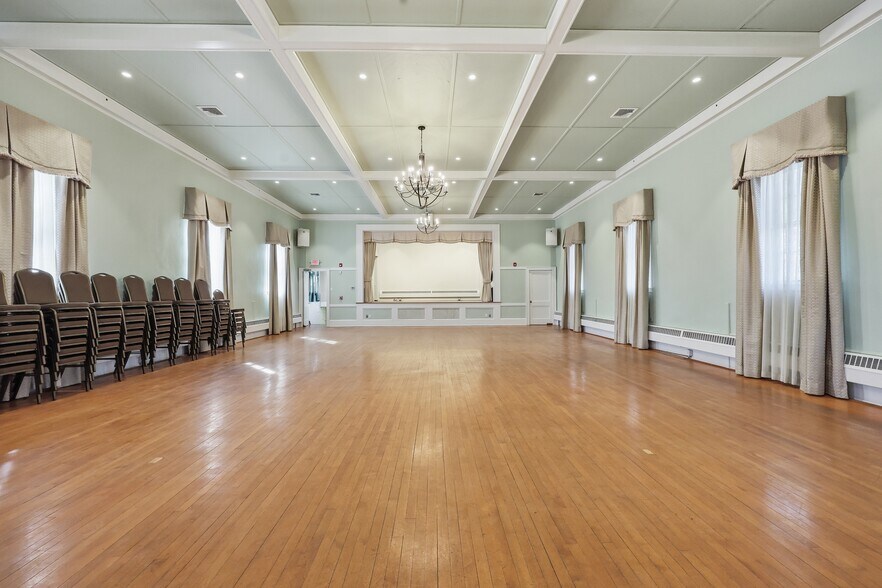 More Photos Of 43 Naubuc Ave, Glastonbury Flex For Sale