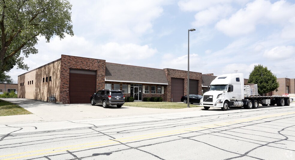 More Photos Of 350-360 Lively Blvd, Elk Grove Village Warehouse For Lease
