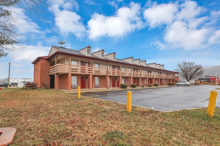 More Photos Of 111 W McCauley Dr, Uhrichsville Hotel For Sale