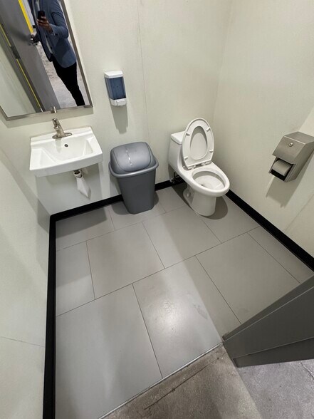 More Photos Of 1921 Pembroke Rd, Hollywood Warehouse For Lease