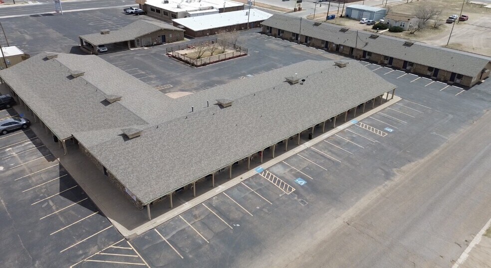 More Photos Of 304 College Ave, Levelland Hotel For Sale