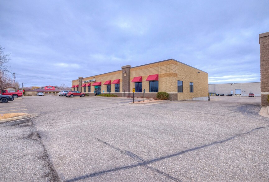 More Photos Of 14140-14198 Northdale Blvd, Rogers Showroom For Lease