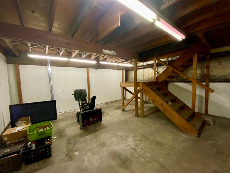 More Photos Of 3400 W Kiehnau Ave, Milwaukee Light Distribution For Lease