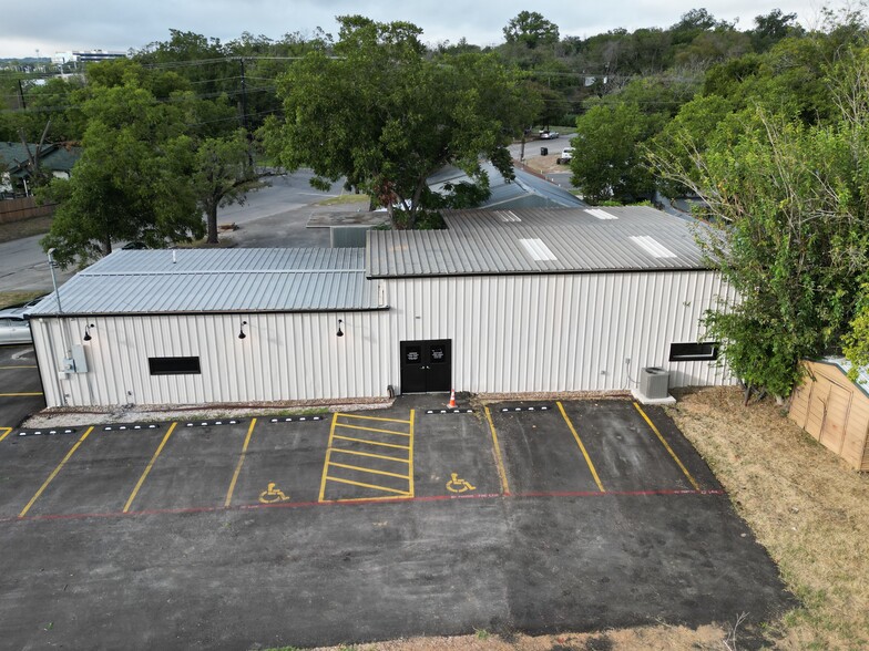 Primary Photo Of 136 W Nacogdoches St, New Braunfels Service For Sale