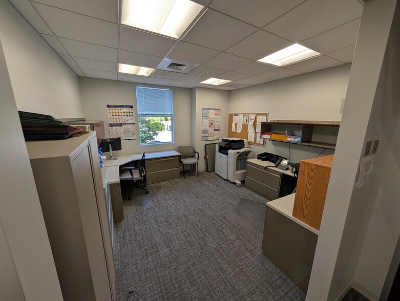 More Photos Of 1471 Iyannough Rd, Hyannis Office For Lease