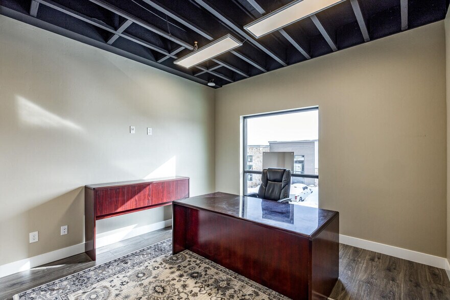 More Photos Of 4554 Forestdale Dr, Park City Showroom For Sale