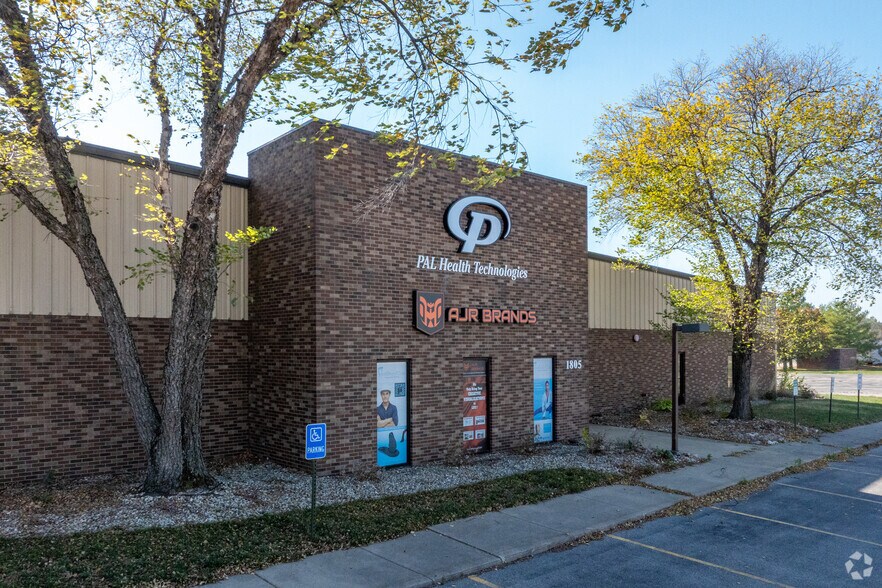 More Photos Of 1805 Riverway Dr, Pekin Distribution For Sale