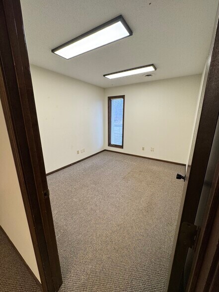 More Photos Of 3110 Mallard Cove Ln, Fort Wayne Office Residential For Lease
