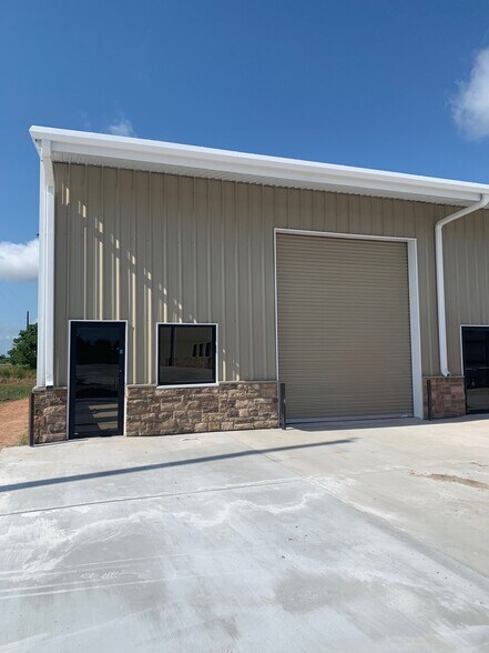 More Photos Of 9210 Highway 36, Needville Showroom For Lease