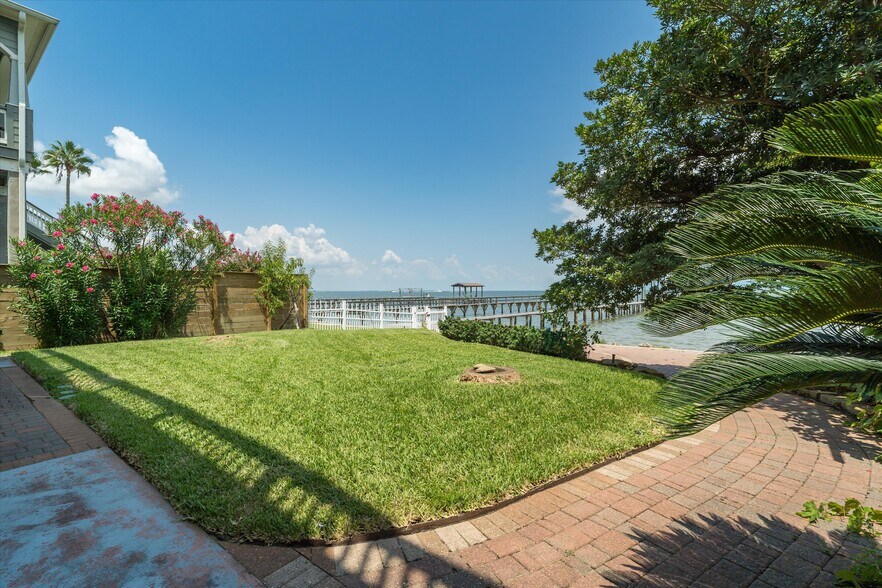More Photos Of 804 Bay Ave, Kemah Specialty For Sale