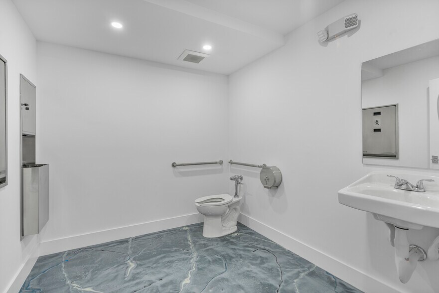 More Photos Of 2075-2129 W 76th St, Hialeah Showroom For Lease