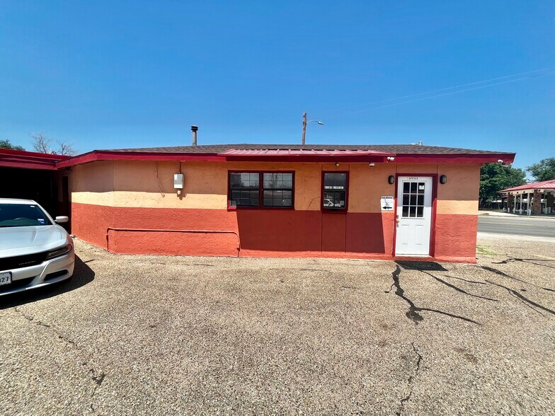 More Photos Of 215 N Broadway St, Post Hotel For Sale