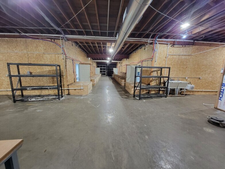 More Photos Of 3060 River Rd N, Salem Warehouse For Lease