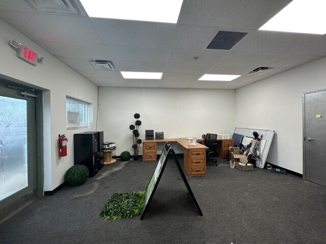 More Photos Of 6618-6628 26th Ct E, Sarasota Warehouse For Lease