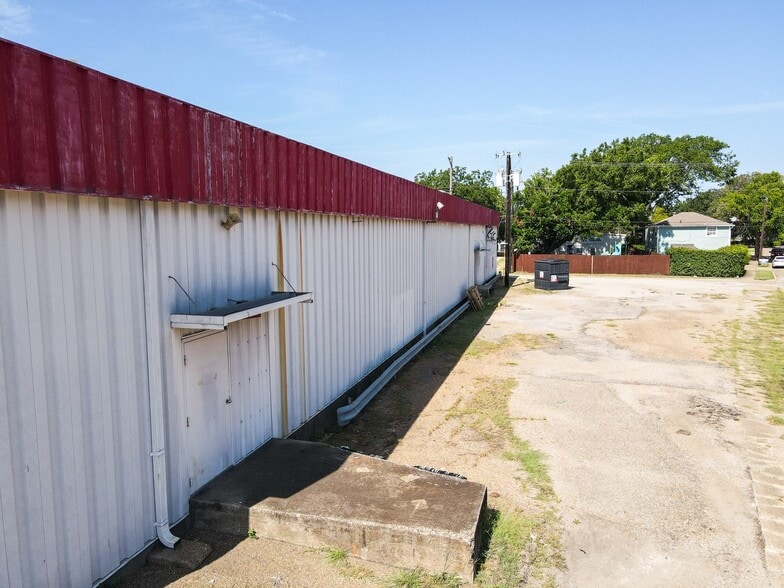 More Photos Of 1101 Main St, Garland Warehouse For Sale