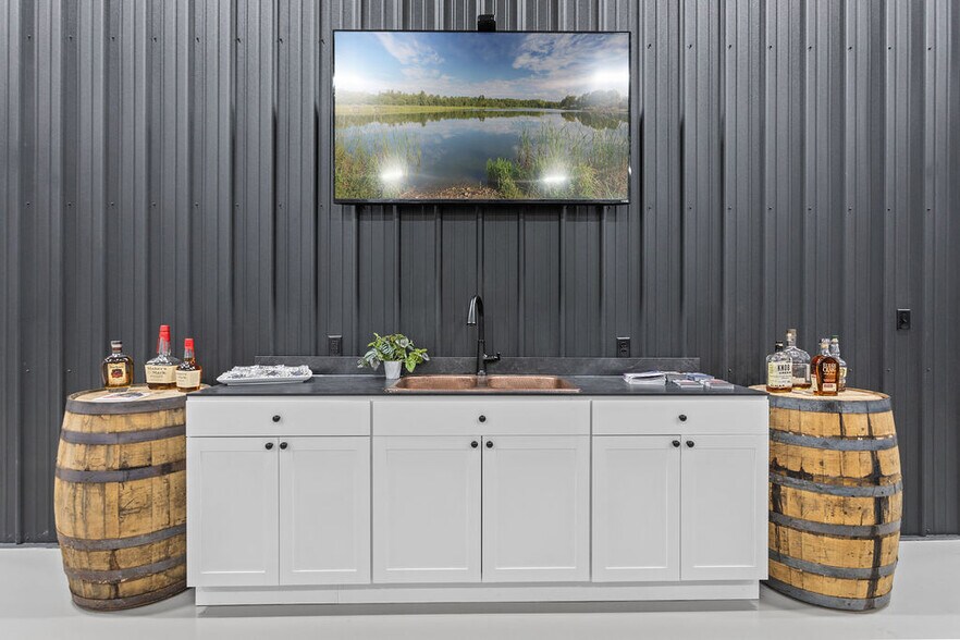 More Photos Of 3455 Centerpoint Dr, Grove City Warehouse For Lease