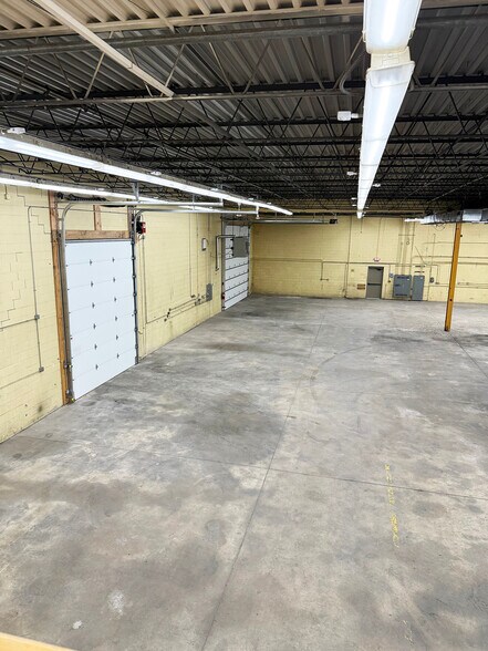 More Photos Of 375 Renner Dr, Elgin Warehouse For Lease