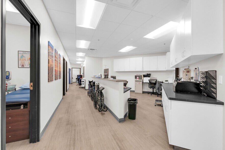 More Photos Of 2222 E Highland Ave, Phoenix Medical For Lease