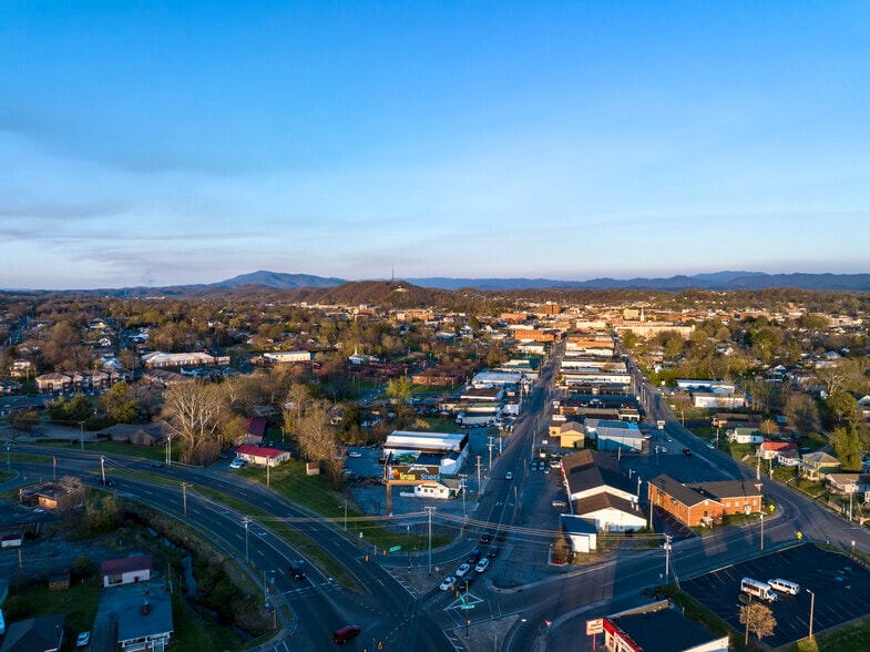 More Photos Of 525 W Market St, Johnson City Flex For Lease