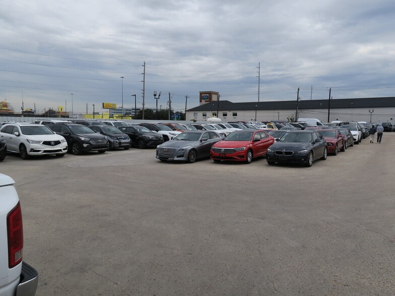 More Photos Of 6011 Skyline Dr, Houston Auto Dealership For Lease