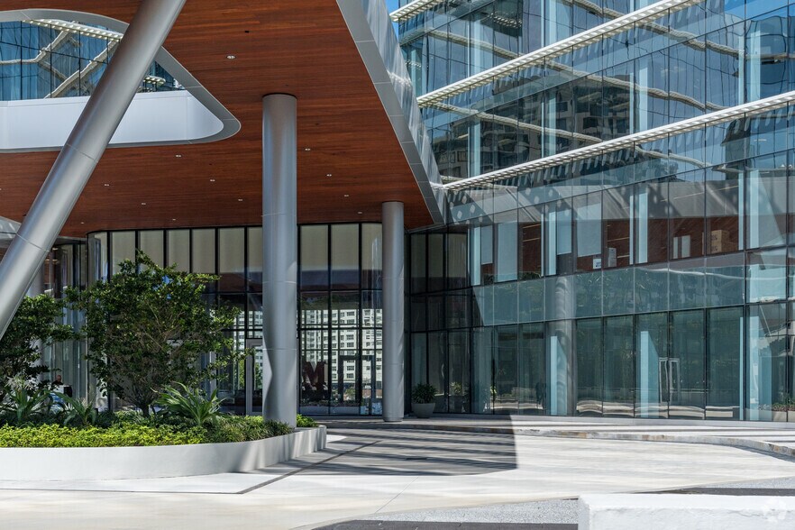 More Photos Of 601 Brickell Key Dr, Miami Storefront For Lease