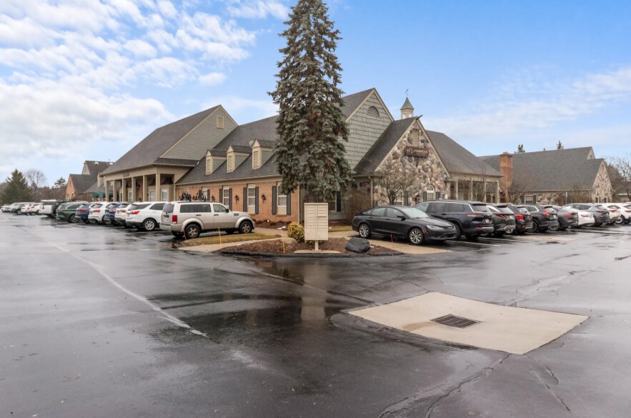 More Photos Of 5777 W Maple Rd, West Bloomfield Medical For Lease