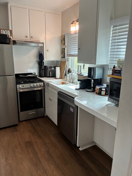 More Photos Of 35 17th St, Hermosa Beach Apartments For Sale