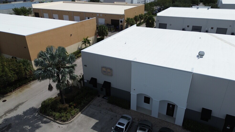 More Photos Of 16121 Lee Rd, Fort Myers Flex For Sale