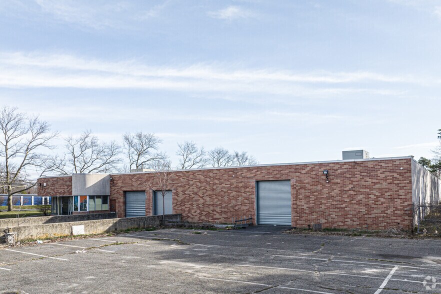 More Photos Of 100 Pine Aire Dr, Bay Shore Warehouse For Lease
