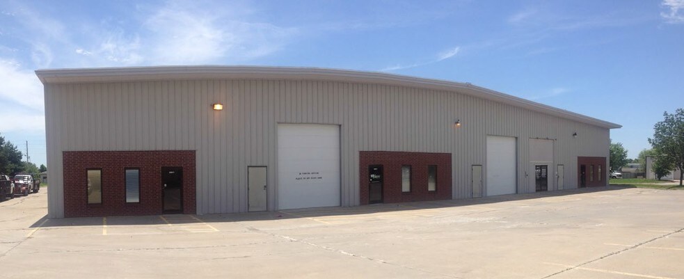 More Photos Of 1221 SE Broadway Dr, Lee's Summit Warehouse For Lease