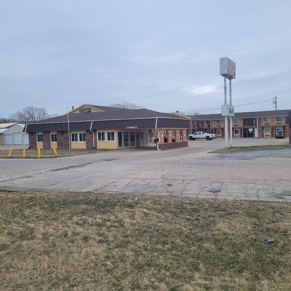 More Photos Of 1515 Blue Acres St, Crete Hotel For Sale