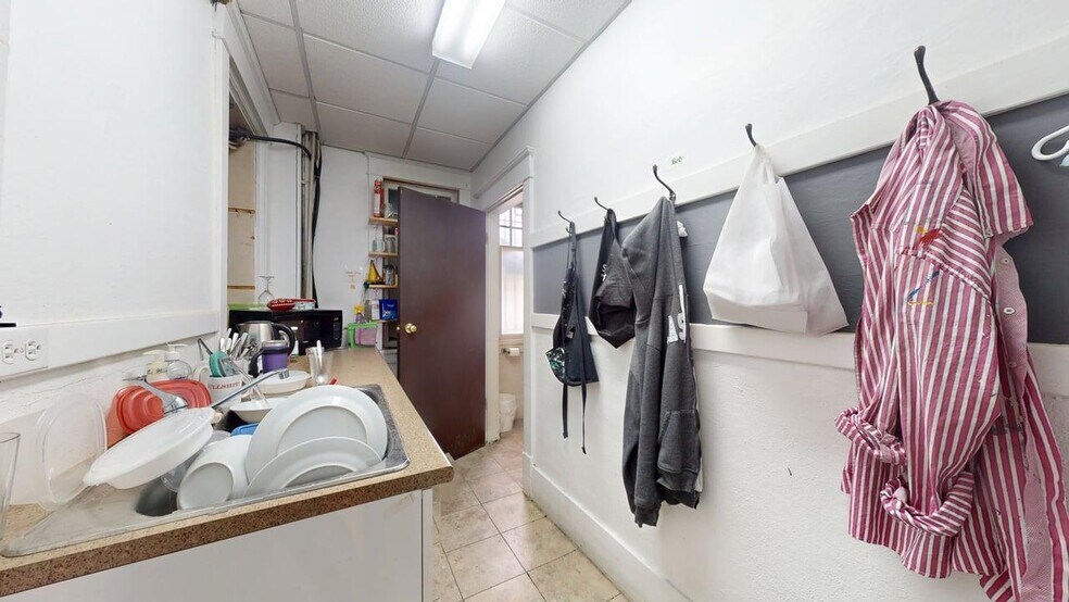 More Photos Of 800 Baker St, Cranbrook Storefront Retail Office For Sale