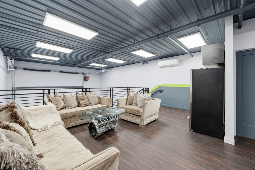 More Photos Of 2112 Ferry Rd, Naperville Warehouse For Sale