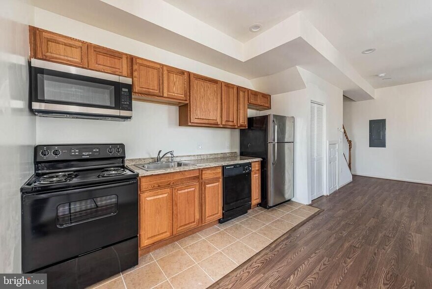 More Photos Of 1640 N Broadway, Baltimore Flex For Sale