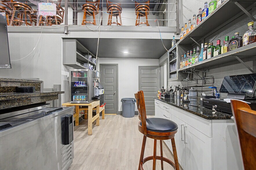 More Photos Of 102 W 4th St, Hearne Storefront For Sale