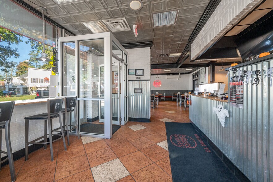 More Photos Of 1-7 Pt Barnum Sq, Bethel Restaurant For Lease