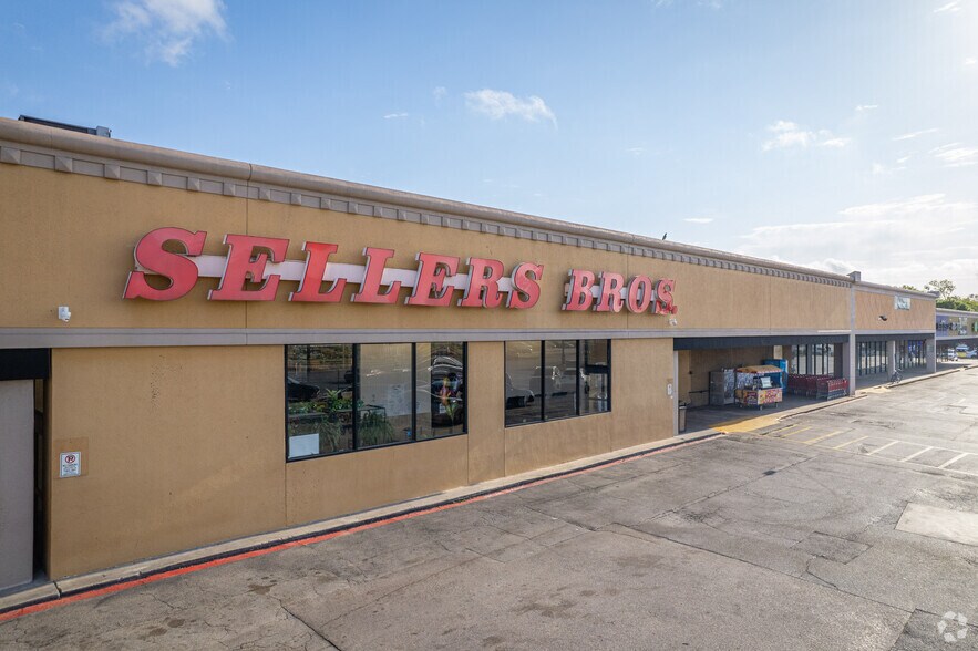 More Photos Of 9474-9496 Hammerly Blvd, Houston Unknown For Lease